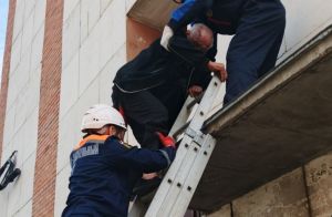 В Пензе спасатели сняли мужчину с козырька дома