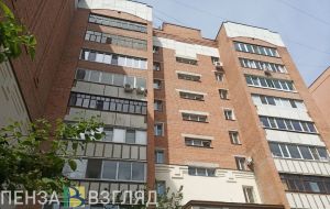 В Пензе спасли мужчину, стоявшего за перилами балкона на 8 этаже