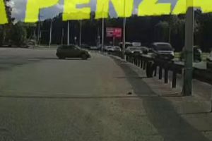 В Пензе сняли видео со сносящим световую опору автомобилем