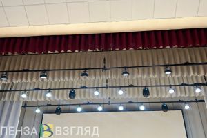 В Никольске певцу Хабибу подарили хрустальную малину