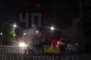 В Пензе сняли момент жесткой аварии с «перевертышем» на улице Терновского
