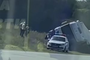 На трассе в Пензенской области перевернулась фура