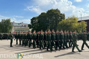 Замминистра обороны РФ и губернатор поздравили курсантов ПАИИ с Днем знаний