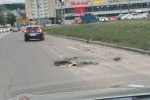 Пензенских водителей беспокоит «огромная дыра» на улице Лозицкой