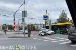 В Пензе водитель «Лада Гранта» врезался в столб со светофором