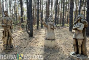 В пензенском парке «Древландия» начали демонтировать деревянные фигуры