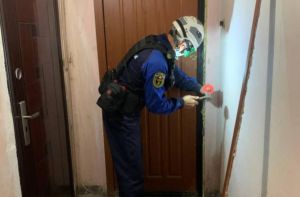 В Пензе спасатели вскрыли квартиру, из которой шел трупный запах