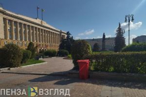 На главной пешеходной улице Пензы появились красные мусорные контейнеры