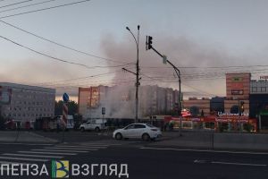 Скорая и полиция прибыли на место пожара на проспекте Победы