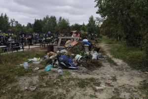 Власти Заречного обещают убрать кучи мусора на городском кладбище