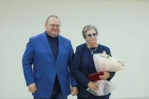 Олег Мельниченко вручил награду главврачу областной психиатрической больницы