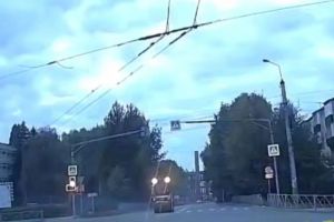 В Пензе сняли видео нелепого столкновения иномарки с дорожным катком