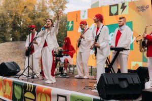 Жители «Рисан» встретили осень на фестивале «Пошуршим»