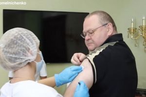 Олег Мельниченко показал, как сделал прививку от гриппа