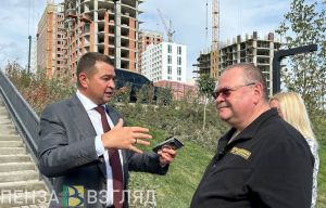 Мельниченко посетил благоустраиваемую набережную в микрорайоне Арбеково