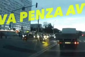 Опубликовано видео с мотоциклистом, сбивающим пешехода в Пензе
