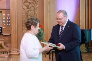 Олег Мельниченко наградил отличившихся пензенских машиностроителей