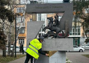 В Пензе помыли памятный знак участникам СВО