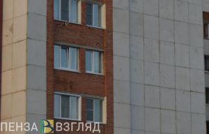 В Засечном из окна многоэтажки выпал молодой мужчина
