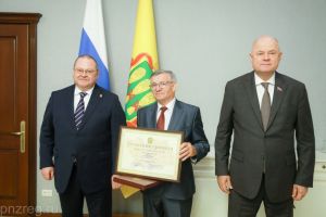 Мельниченко наградил почетной грамотой Владимира Подобеда