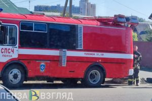 Пожарные тушат возгорание в Цыганском поселке Пензы