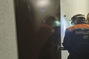 В Пензе на Шуисте спасатели вскрыли дверь квартиры, чтобы помочь мужчине