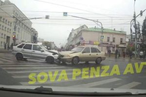 На видео попал момент лобового столкновения машин в центре Пензы