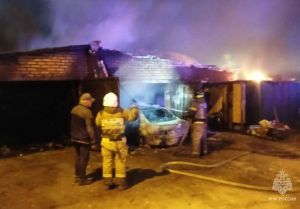 В Пензе на улице Петровской сгорели три гаража, две машины и крыша дома