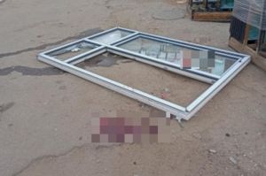 В Пензе в Терновке рабочего придавило стеклопакетами