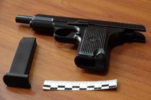 Два жителя Пензы вымогали деньги у жертвы с помощью ножа и пистолета
