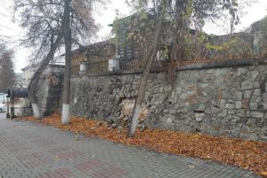 В Пензе выясняют обстоятельства разрушения стены грота на ул. Московской