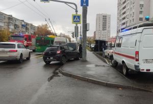 Появились фото с места наезда машины на столб на ул. Суворова в Пензе