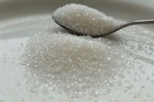 Раз в месяц поливаю фиалку этим копеечным средством для пышного цветения: целый год цветет без остановки