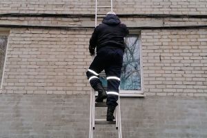 В Пензе спасатели помогли травмированной женщине выбраться из квартиры