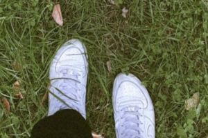 Как вернуть белым кроссовкам и кедам былую красоту: советы, которые реально работают