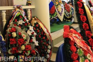 Власти Пензенской области закупят ритуальные венки с лентами на 2,1 млн рублей