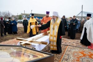 В Бессоновском районе митрополит Серафим освятил крест и купол колокольни