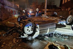 Опубликованы фото с места падения легковой машины с 5 людьми с моста в Пензе