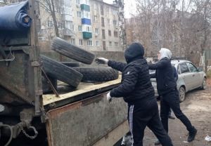 С улиц Железнодорожного района Пензы убрали старые покрышки