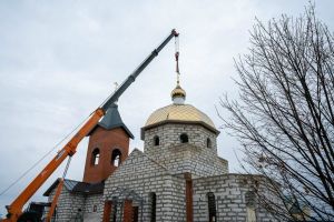 Митрополит Серафим освятил крест и купол храма в Пензенском районе