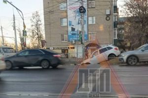 На ул. Кулакова в Пензе машина угодила в коммунальную яму