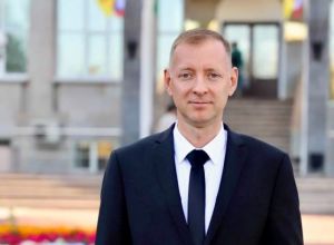 Денис Соболев поздравил пензячек с Днем матери