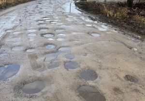 Жители поселков Подлесный и Новая жизнь жалуются на дорогу-«решето»