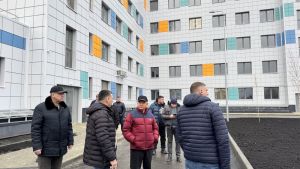 В новой поликлинике Кузнецка завершают монтаж оборудования и установку мебели