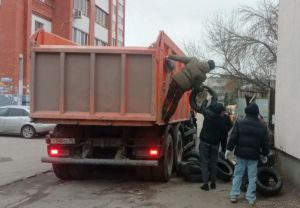 С улиц Южной поляны в Пензе вывезли старые покрышки