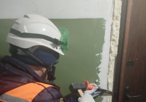 Спасатели вскрыли дверь в квартиру пензячки, нуждавшейся в медпомощи