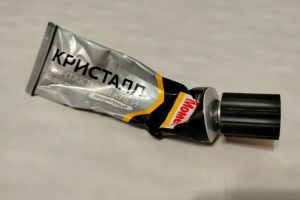 Суперклей попал на кожу: сначала отдирал с мясом — потом нашел 4 способа получше