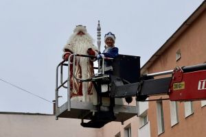 В Пензе Дед Мороз поднялся на автовышке к окнам детской больницы