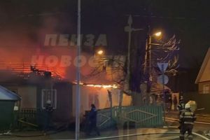 В Пензе горит жилой дом на Окружной улице