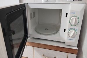 Грязь исчезнет за минуты: 5 простых способов очистить микроволновку без лишних усилий